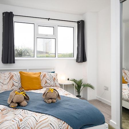 Апартаменты Modern 4 Bed House-Free Parking Burton  Экстерьер фото