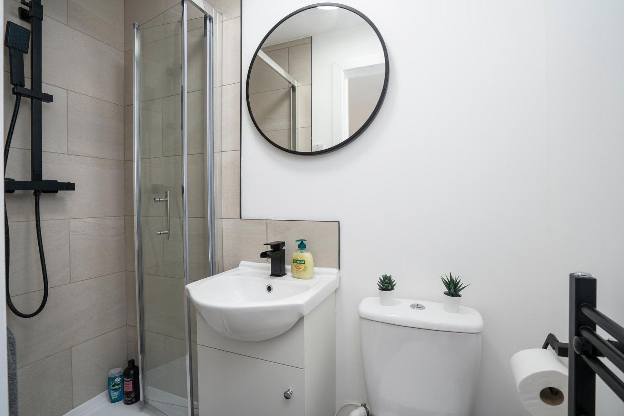 Апартаменты Modern 4 Bed House-Free Parking Burton  Экстерьер фото