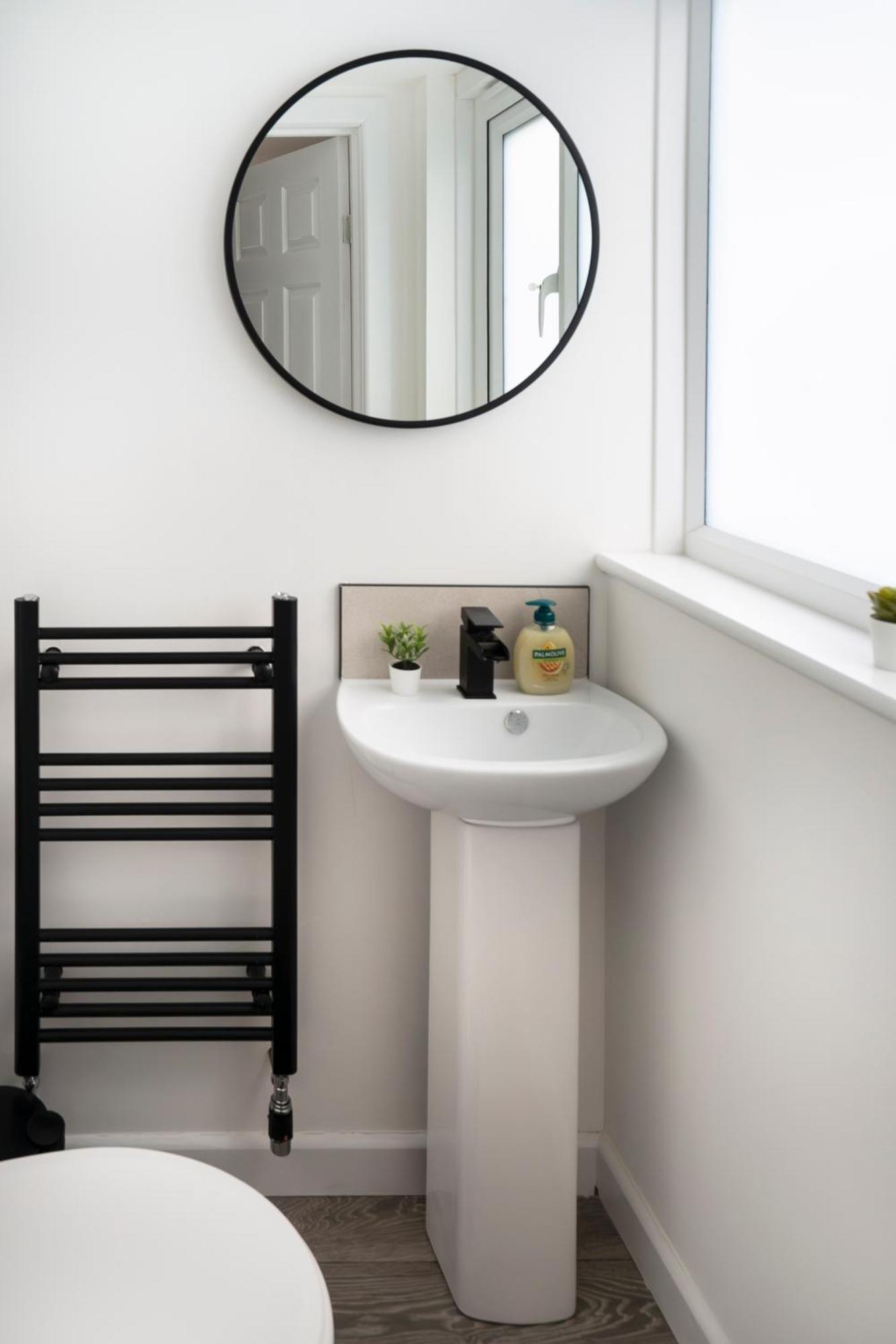 Апартаменты Modern 4 Bed House-Free Parking Burton  Экстерьер фото