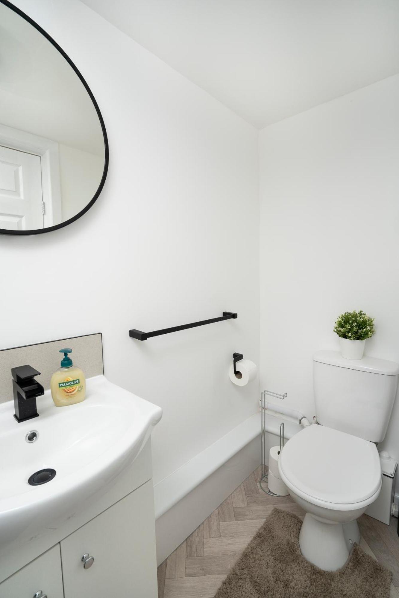 Апартаменты Modern 4 Bed House-Free Parking Burton  Экстерьер фото